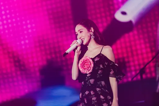 Jessica美腿辣翻高雄问「醉了吗」 合唱告五人被万粉喊上台加码