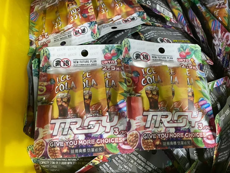 不法集團製作的煙油、煙彈包裝成知名品牌在網路販售。警方提供