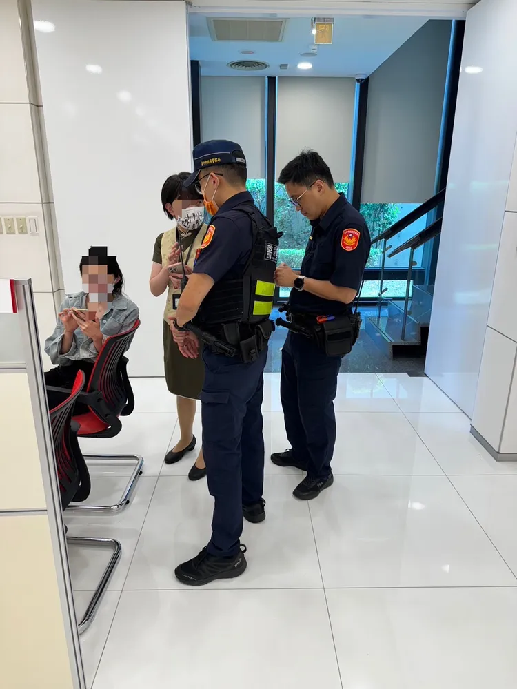蘇小姐在警方合力說明勸阻下，打消匯款念頭。民眾提供