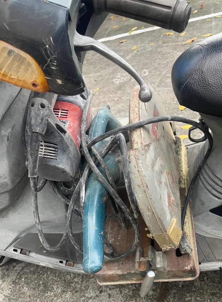 贓車上是從工地偷來的砂輪機與破碎機。翻攝畫面