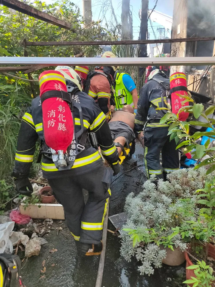 彰化透天厝燒成火海，救出三人無生命跡象。彰化縣消防局提供