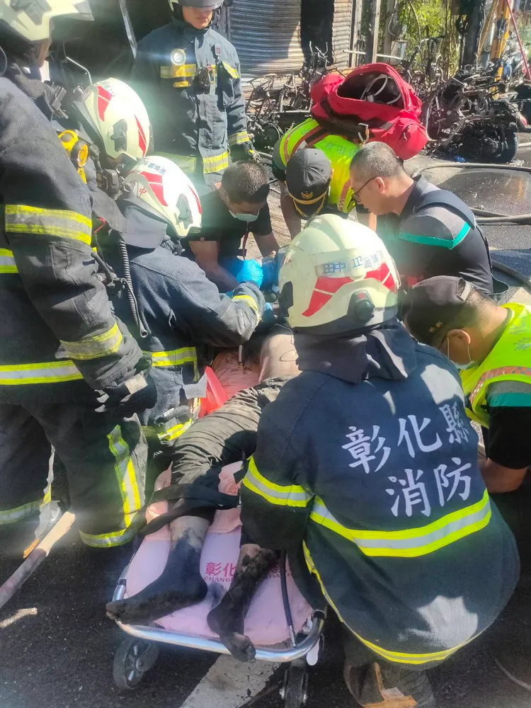 彰化透天厝燒成火海，救出三人無生命跡象。彰化縣消防局提供