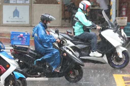 16縣市大雨「恐下到入夜」　7地小心大雷雨！明冷心低壓持續雨襲