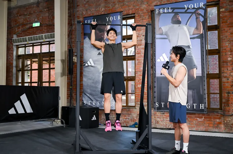 林柏宏（左）現場示範引體向上。品牌提供