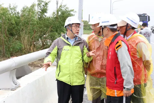 强台来袭又遇天文大潮!台南多处淹水但排水也快 黄伟哲:持续治水、打造韧性城市