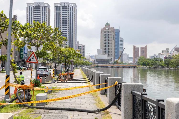 台南市長黃偉哲說，環境變化越來越劇烈，打造韌性體質，才能因應極端氣候。市府提供