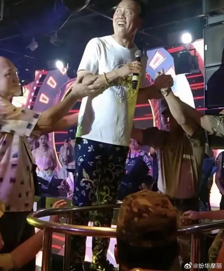 萬梓良日前被目擊在中國的酒吧演出。翻攝紛華摩麗微博