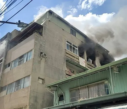 高雄老舊公寓起火!58歲嬤帶5歲大孫女狂逃 2歲小孫女躲床底命喪火窟
