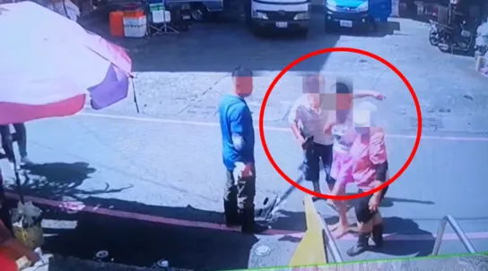 阿嬤帶著3歲孫女逃出時，附近民眾趕過來幫忙。翻攝照片