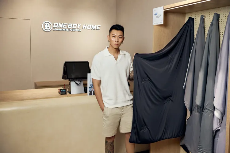 瘦子大推ONEBOY HOME冰鋒被，絲滑柔順的材質讓他覺得蓋上後十分好入睡