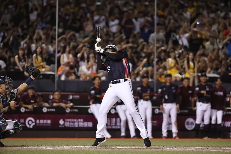 陳金鋒被王建民觸身球。  中央社