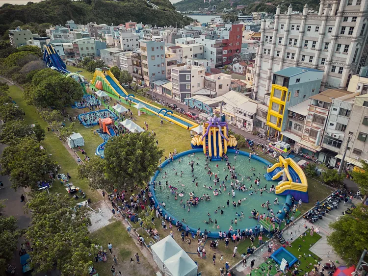 氣墊水樂園。圖片截自高雄市長陳其邁臉書。