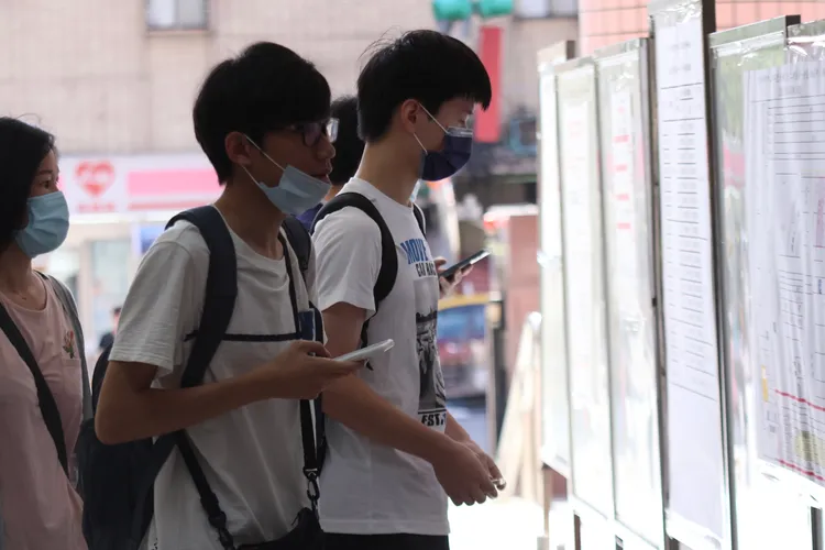 113學年度大學分科測驗 場外。彭欣偉攝