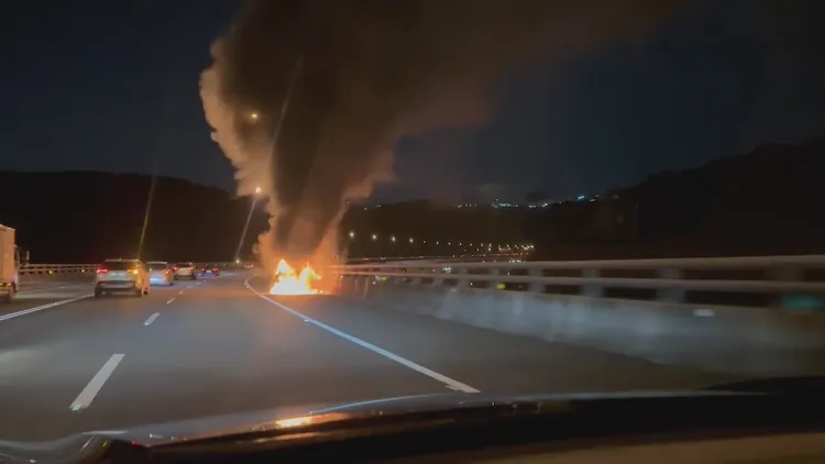 陳姓男子駕駛的休旅車行經五楊高架路段時突然起火。特勤中心攝