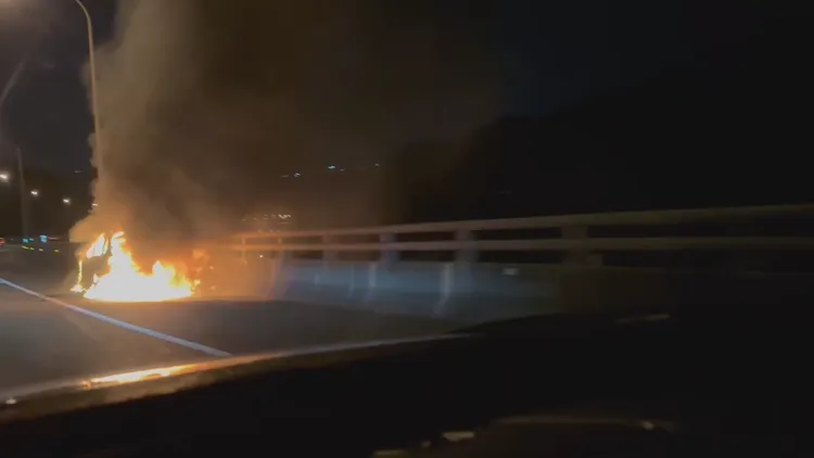 陳姓男子的休旅車行經五楊高架路段時突然起火，所幸駕駛與乘客趕緊下車，沒有人員傷亡。特勤中心攝