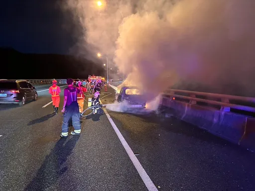 五楊高架火燒車!路肩轎車「陷入火海」 車上男女急下車逃劫