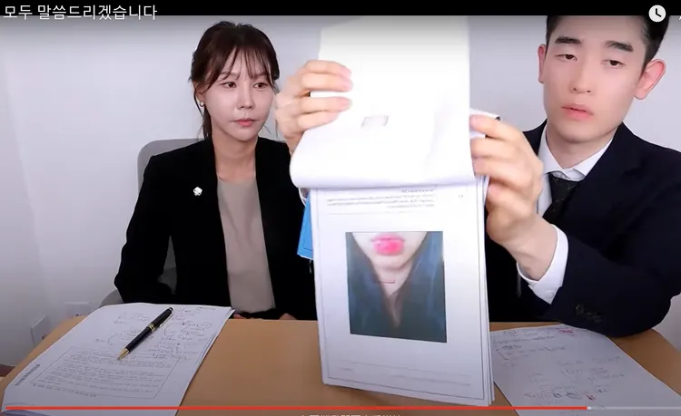 律師拿出驗傷照片。翻攝自本人YouTube頻道