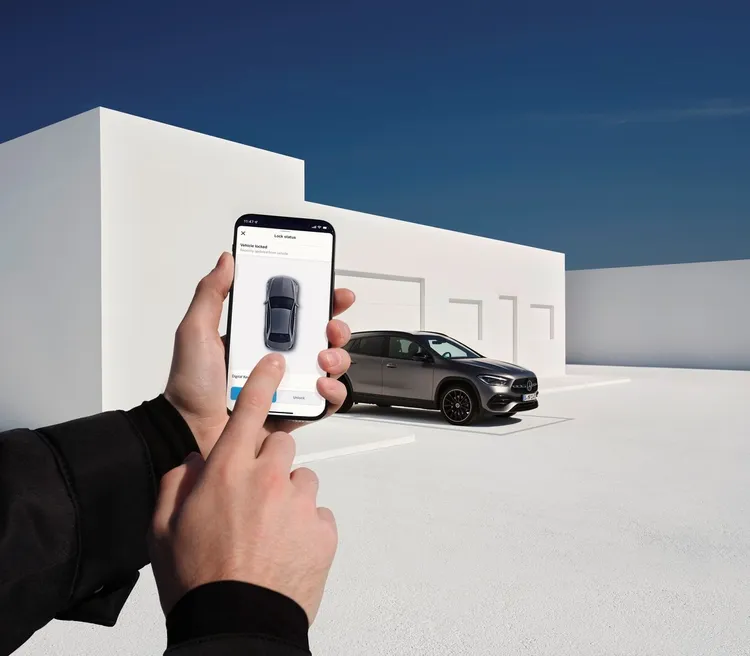 藉由Mercedes me Store提供車主訂閱的數位增訂服務，在2023年創下2,000件訂閱高峰後，在今年上半年更進一步突破1,600件，年增率達116%。原廠照片