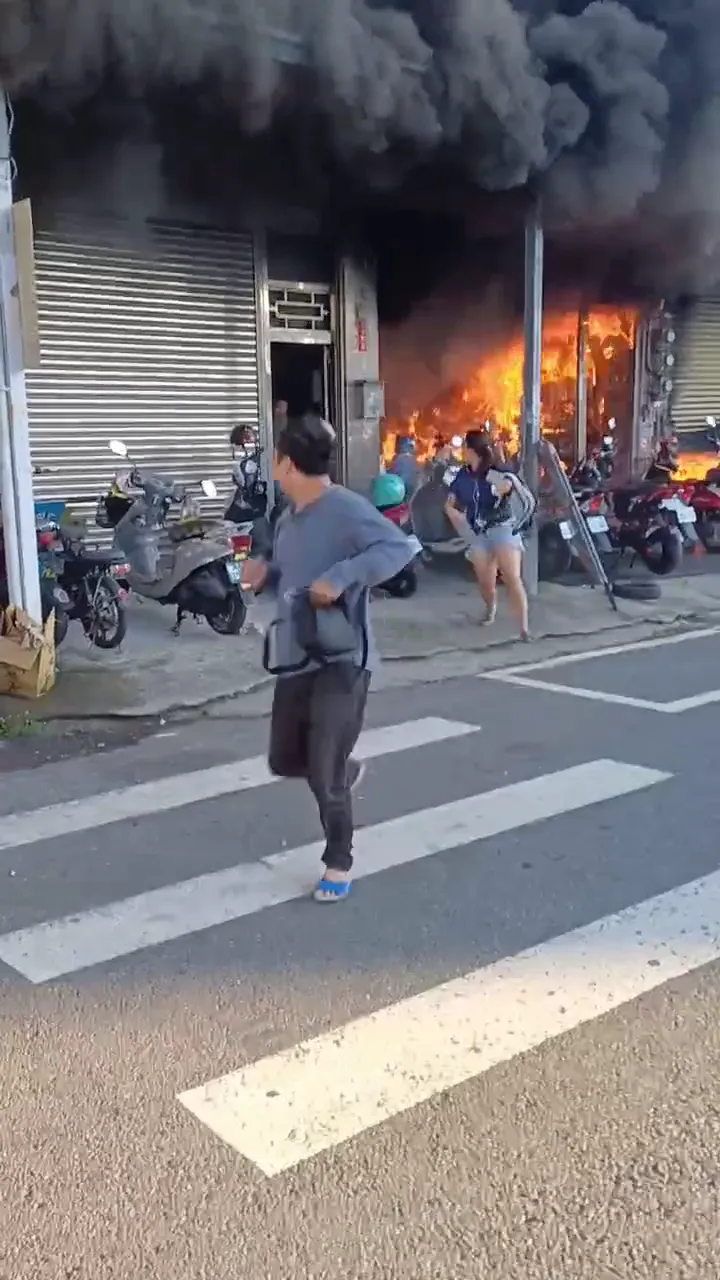 住戶發現火警發生後趕緊竄逃。翻攝畫面