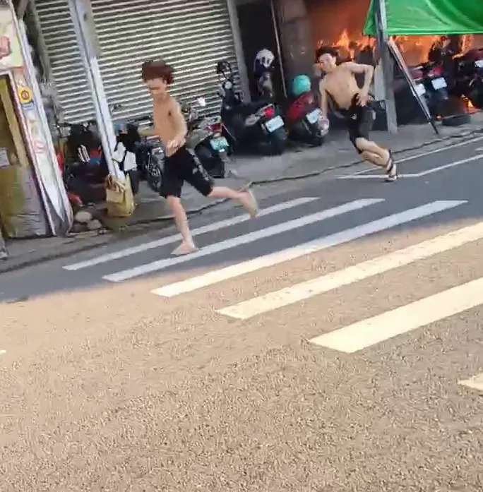 住戶發現火警發生後趕緊竄逃。翻攝畫面