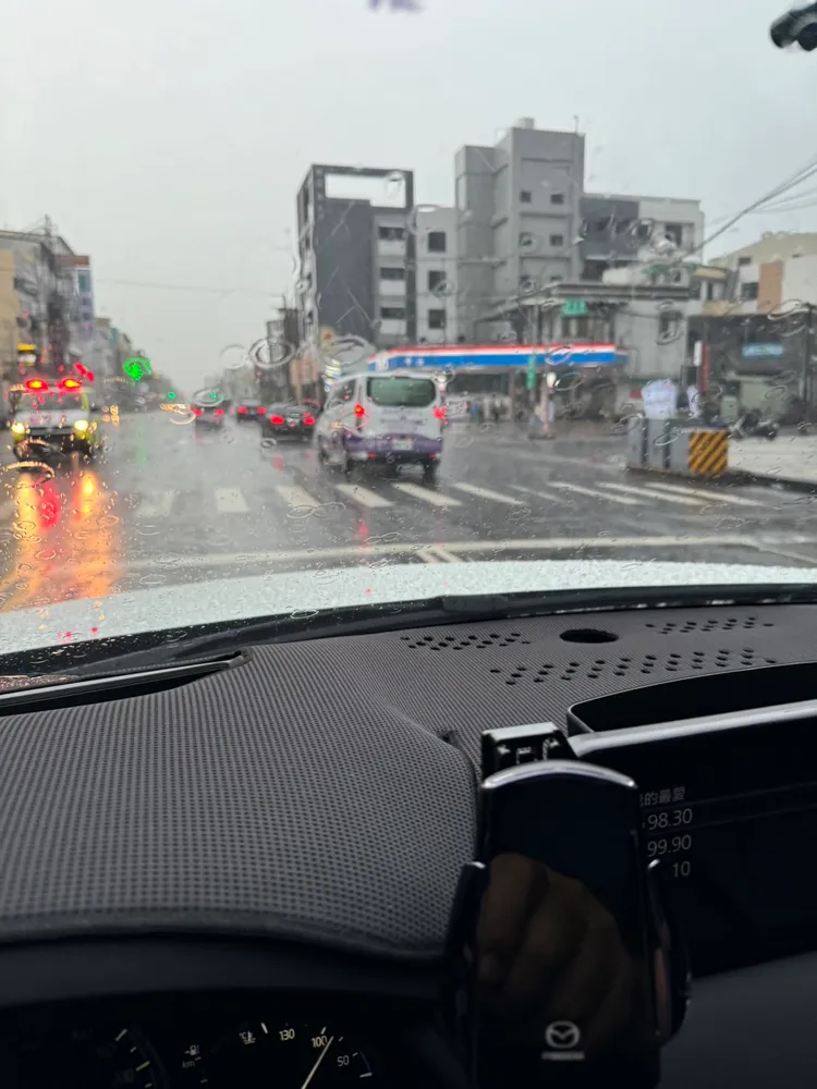 在屏東街上時常看到愛爾麗捐贈泰武鄉的幸福巴士52號奔波。民眾提供