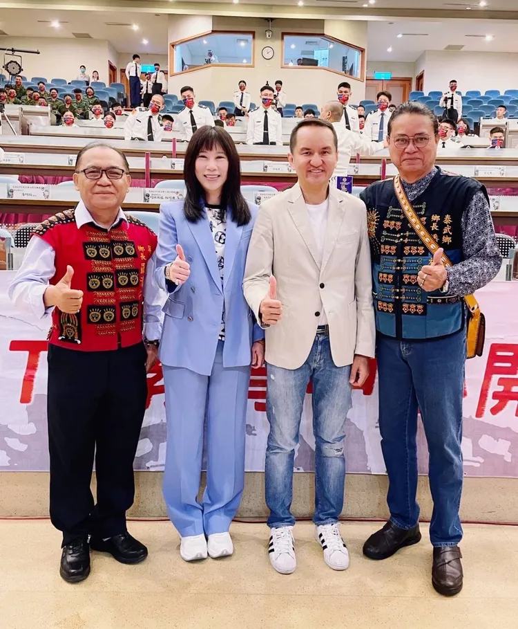 常如山（右二）和事業伙伴劉貞華（左二）樂心公益。