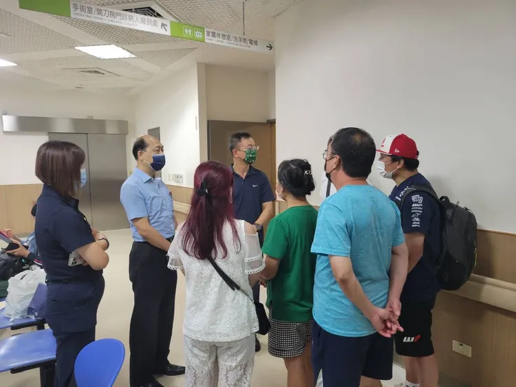 台中市警五分局前往醫院探視。民眾提供