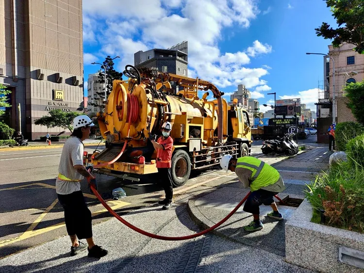 水溝清淤。新竹市府提供