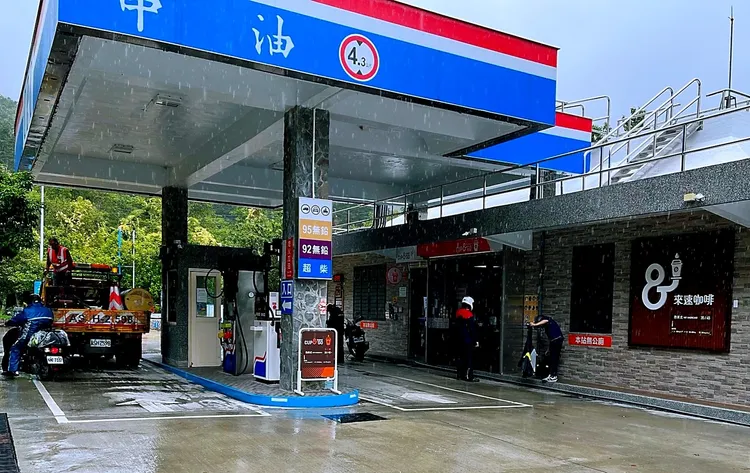 今依照油價公式估算，下週汽油調漲0.1~0.2元、柴油均調漲0.1元。許麗珍攝