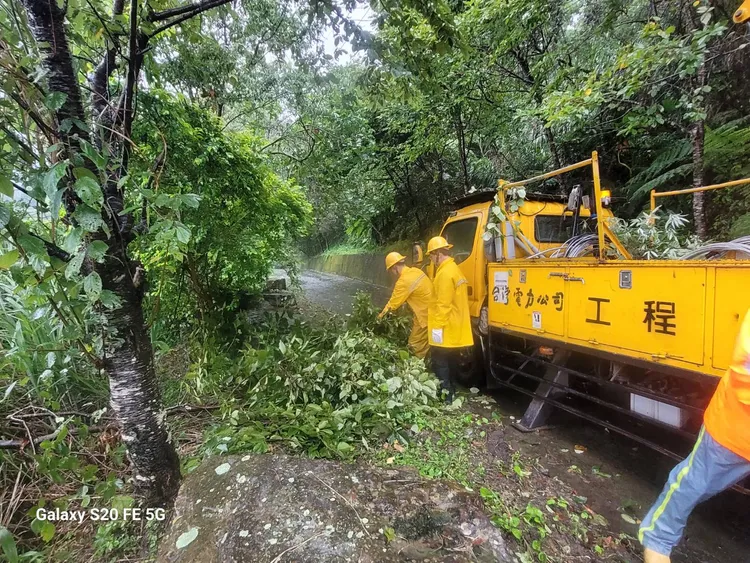 台電新竹區處派員搶修。新竹區處提供