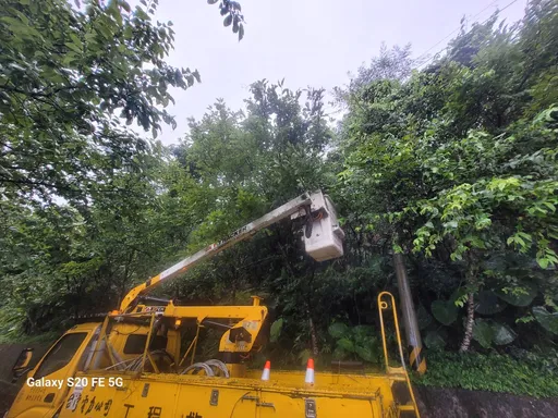強颱凱米來襲!新竹縣市近1萬5千戶停電 台電動員百餘人全力搶修