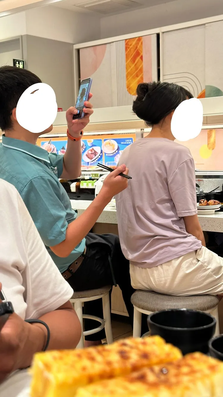 民眾將筷子插頭上還不忘拍照。翻攝Threads