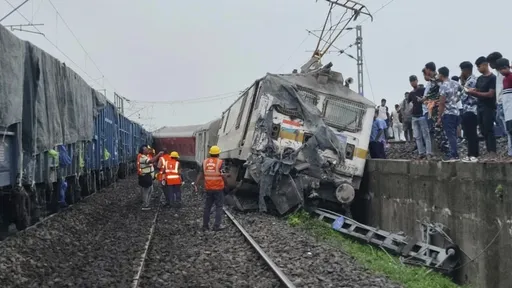 影片｜印度載貨列車出軌對撞客運列車　至少2死20傷