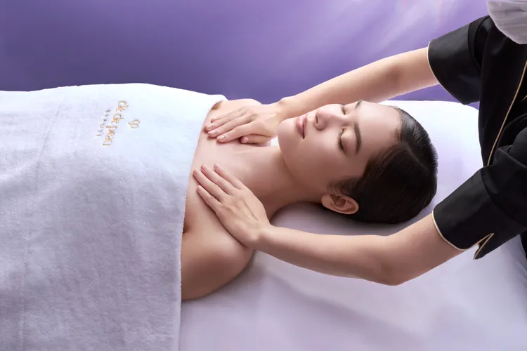 前胸肌膚也會一併按摩到。品牌提供