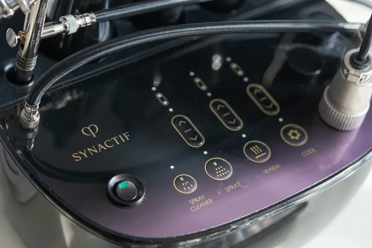 自日本原裝訂製的創生美膚儀造價約30萬元。品牌提供