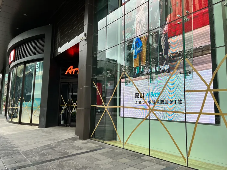 北市信義區百貨在櫥窗上貼膠帶防颱。莊宗達攝