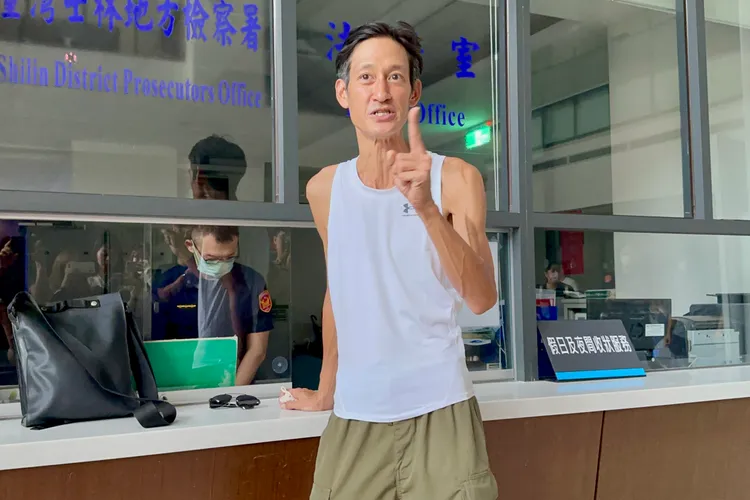 唐治平到士林地檢署報到，說明母親身故保險金運用規劃，還自嘲像是「巨星」被關注。陳建岐攝