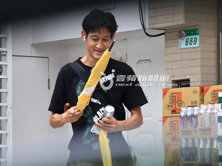 下起大雨，唐治平到超商購買不便宜的寶可夢新雨傘，表情相當開心。攝影中心攝