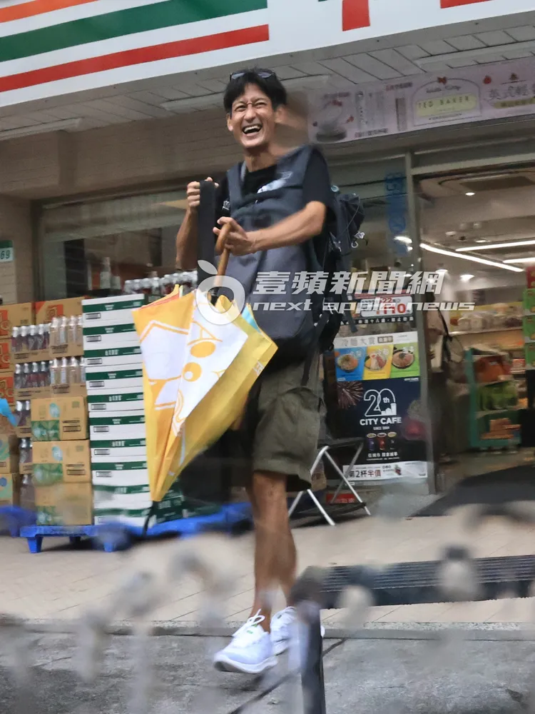 唐治平突然心情大好，笑得合不攏嘴。攝影中心攝