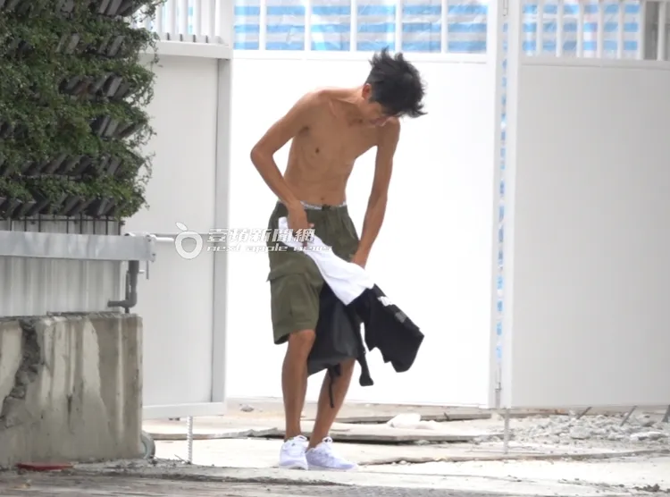 唐治平走到一半，停下腳步從包包裡拿出衣服更換。 攝影中心攝