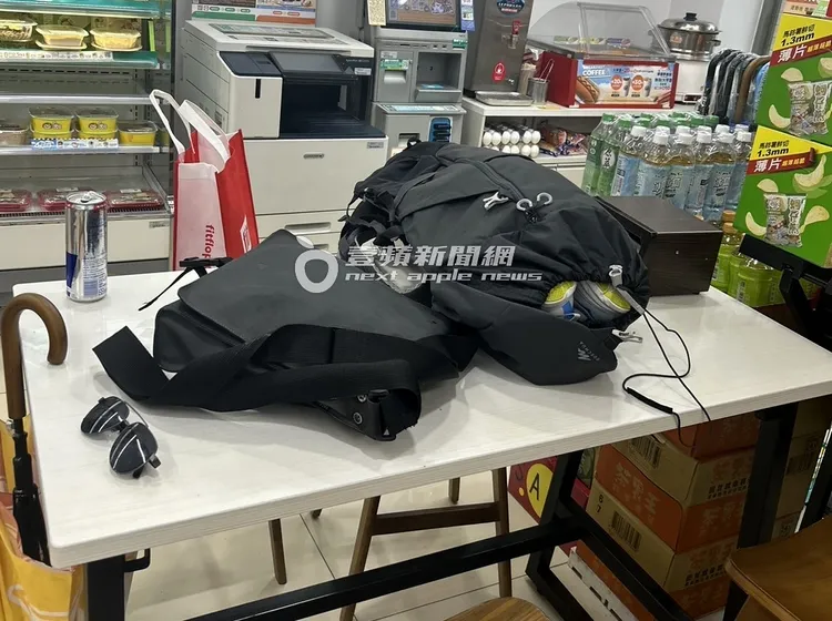 唐治平將跟友人拿回的隨身物品放置超商桌面整理。攝影中心攝