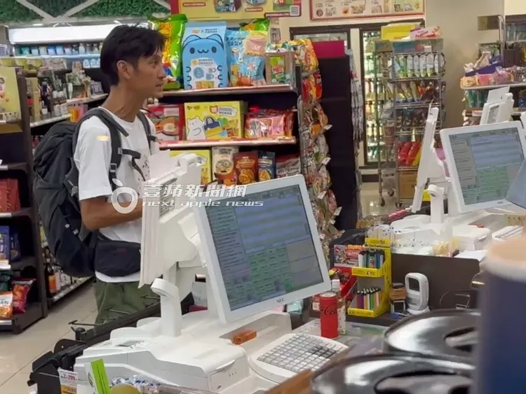 唐治平走進超商買了一瓶可樂、一瓶JIM BEAM，一包菸及打火機。攝影中心攝