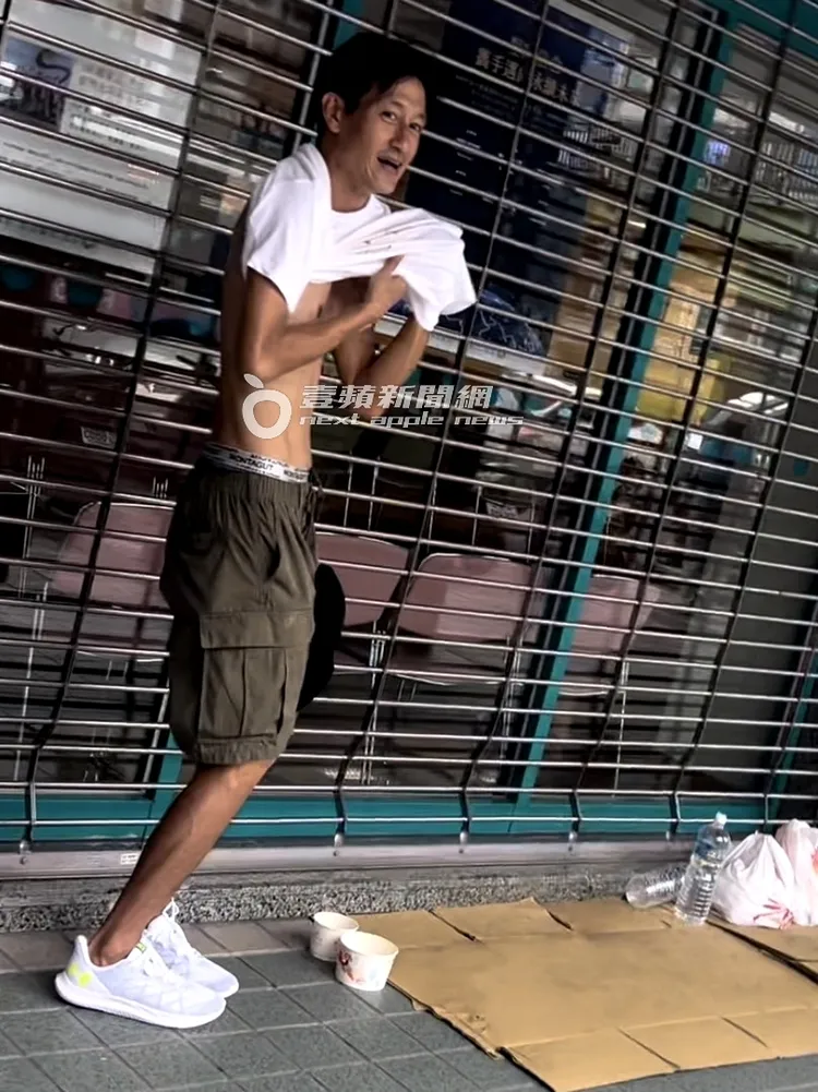 唐治平走下天橋，再度換起衣服。攝影中心攝