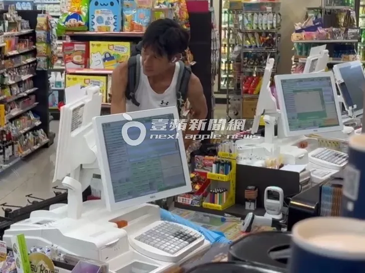 颱風夜下起大雨，唐治平回到超商購買藍色雨傘。攝影中心攝