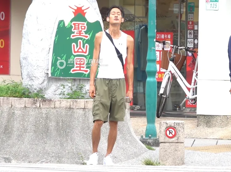 唐治平徘徊在芝山捷運站附近街道，引起不少路人關注。攝影中心攝