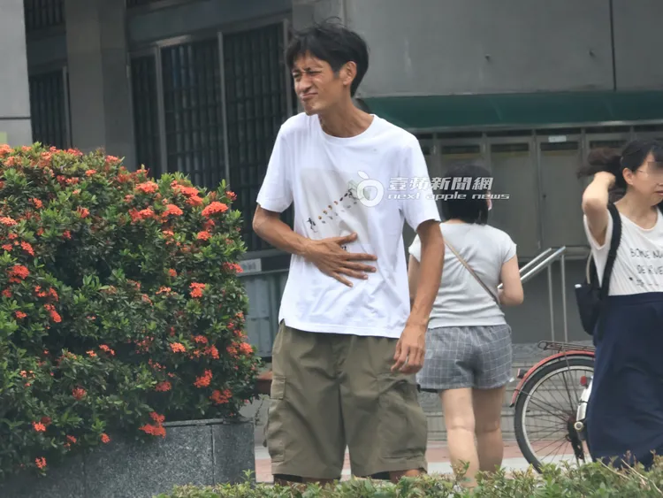 唐治平走到士林行政中心前徘徊，不時露出怪表情。攝影中心攝
