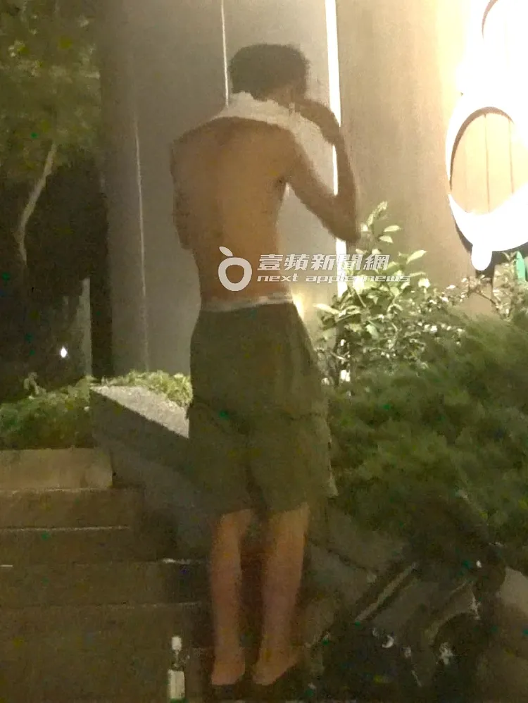 唐治平起身換了一件白色背心及拖鞋。攝影中心攝