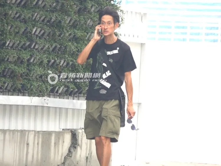 唐治平拿起手機講電話。攝影中心攝