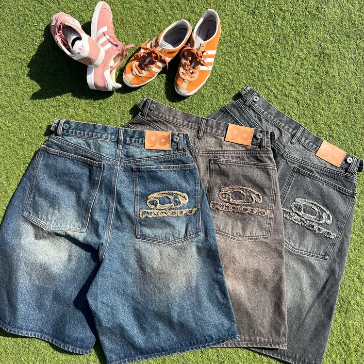 快閃店推薦單品Studs Buggy Denim Shorts，各3040元。品牌提供