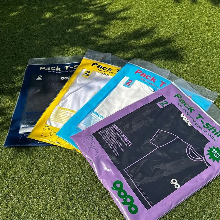 快閃店限定消費滿額贈9090刺繡Logo黑白兩件T恤袋裝組。品牌提供